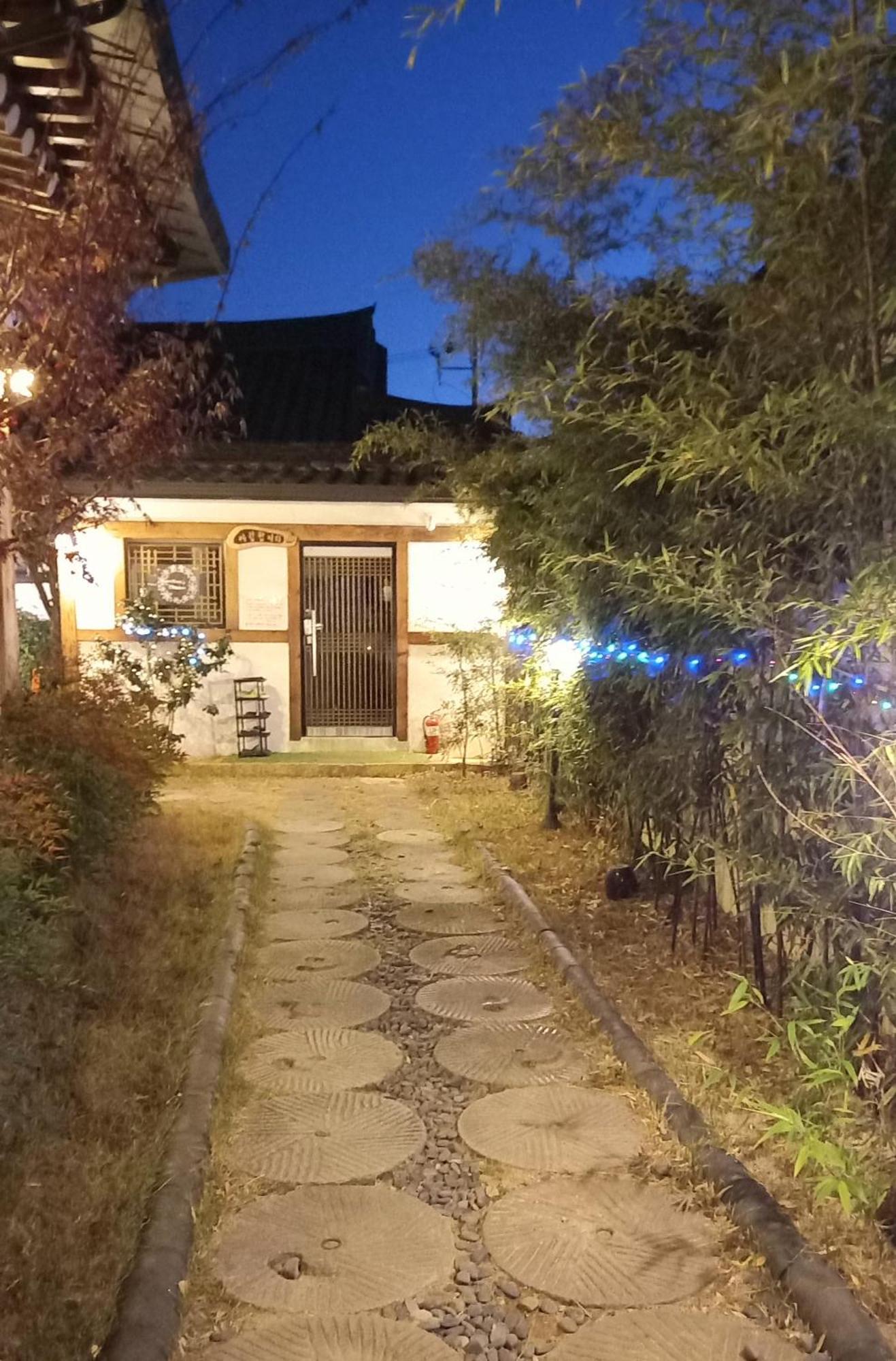 Adam Guesthouse Кьонджу Номер фото